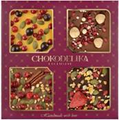 Подарочный набор   "Палитра вкусов", 140 г, в коробке
Шоколад белый с украшением "Облепиха и брусника" в блистере, 35 гр
Шоколад темный с украшением "Клубника и апельсин" в блистере, 35 гр
Шоколад молочный с украшением "Фундук и вишня" в блистере, 35 гр
Шоколад белый с украшением "Малина и лайм" в блистере, 35 гр
Габариты: 17*17*2 см