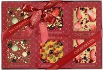 Подарочный набор "Волшебная  элегия" 230 грамм в коробке.
Шоколад молочный с украшением  "Манго,Фундук, Лайм" 80 г
Шоколад темный с украшением  "Клубника и апельсин" в блистере 35 г 
Шоколад белый с украшением  "Облепиха и брусника",в блистере 35 г.
Шоколад белый с украшением "Клубника, вишня, карамель"  80г
Коробка бордова,  лента бордовая
Габариты: 27*19*3 см