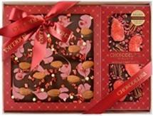 Подарочный набор  "Клубничные грезы"300 г в коробке. 
Шоколад темный "Узорный с клубникой и миндалем", 200 гр в коробке с ленточкой
Шоколад темный с украшением "КЛУБНИКА, пекан, малина" в блистере
Коробка бордова,  лента бордовая