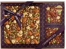 Подарочный набор «Волшебный десерт» 280 г в коробке
Шоколад молочный с украшением "Ореховый фейерверк", 180 г
Шоколад молочный с украшением "ПЕКАН, вишня, фундук" 100 гр, в блистере

Коробка синяя  лента синяя