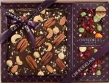 Подарочный набор "Чистый восторг" 280 г в коробке.
Шоколад темный с украшением "Космический сюрприз", 180 
Шоколад темный с украшением "ДРАГОЦЕННОСТИ" 100 гр, в блистере
Коробка синяя  лента синяя