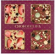 Подарочный набор "Праздник днем и ночью", 160 г, в коробке 
Шоколад молочный с украшением  "Манго,Фундук, Лайм" 80 г
Шоколад белый с украшением "Клубника, вишня, карамель"  80 г
Габариты: 17*17*2 см.
Фиолетовая коробка.